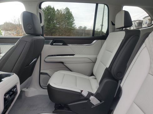 Used 2025 GMC Acadia Denali w/ Super Cruise Package image 9