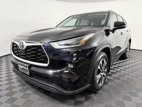 Used 2021 Toyota Highlander XLE AWD/4WD image 3