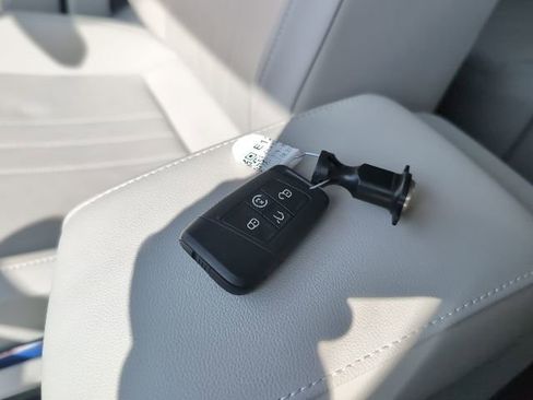 Used 2022 Volkswagen Tiguan SE image 29