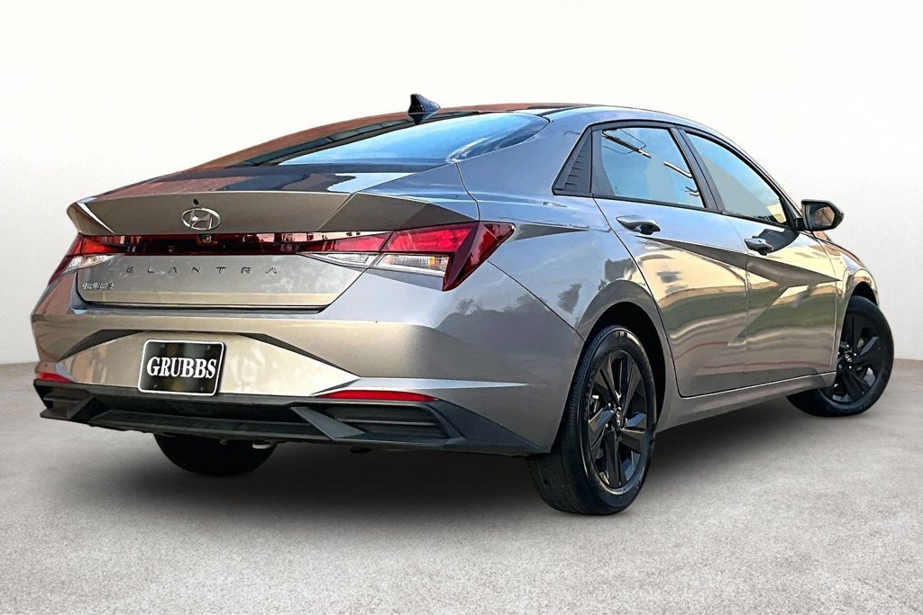 Used 2021 Hyundai Elantra SEL FWD image 2