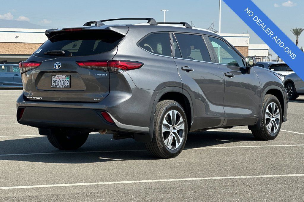 Used 2023 Toyota Highlander XLE AWD/4WD image 4