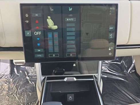 Certified 2025 Land Rover Range Rover SE image 25