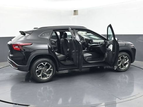 Used 2025 Chevrolet Trax LT w/ LT Convenience Package FWD image 47