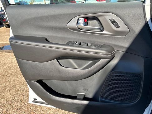 New 2026 Chrysler Pacifica Select FWD image 10