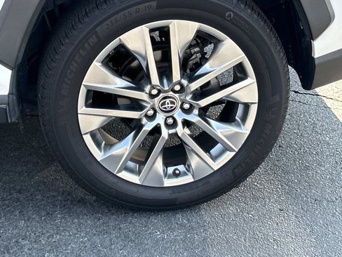 Used 2020 Toyota RAV4 XLE Premium FWD image 13