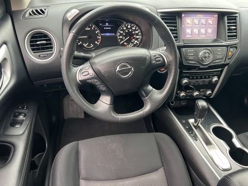 Used 2018 Nissan Pathfinder SV image 34