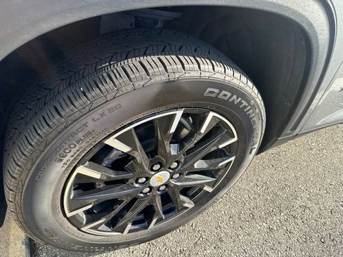Used 2025 Chevrolet Traverse LT w/ Sun and Wheel Package FWD image 2