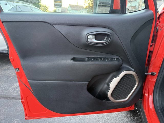 Used 2015 Jeep Renegade Latitude AWD/4WD image 9