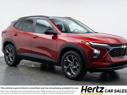 Used 2025 Chevrolet Trax LT FWD image 1