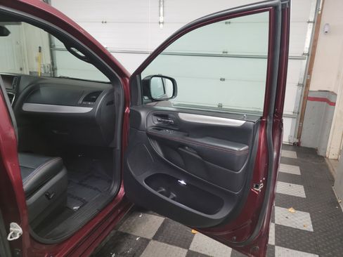 Used 2018 Dodge Grand Caravan GT image 12