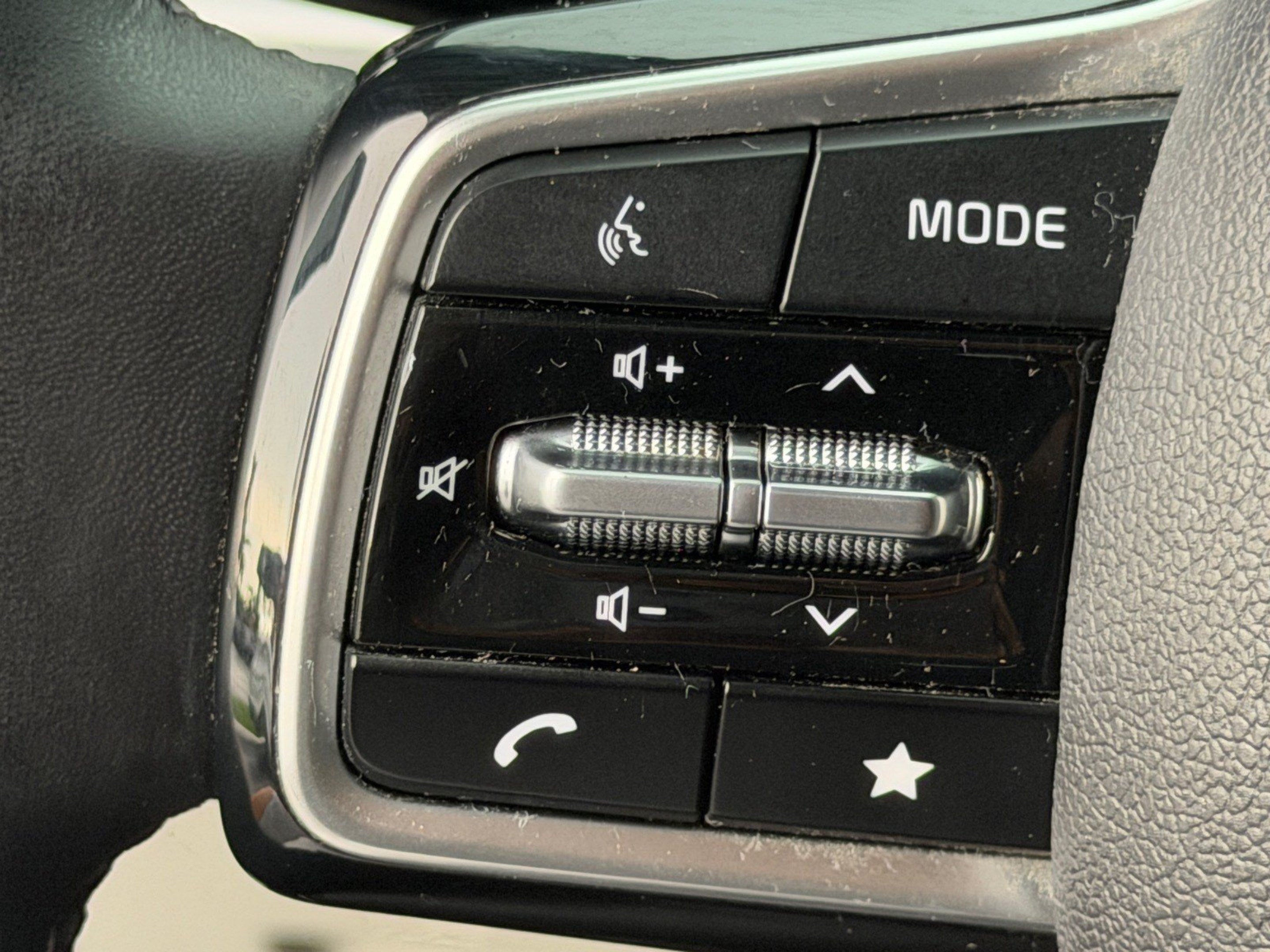 Used 2022 Kia Carnival LX FWD image 31