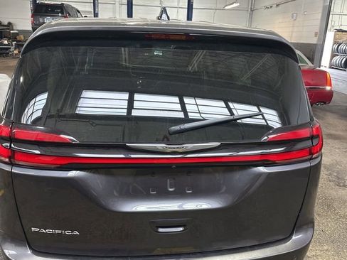 Used 2023 Chrysler Pacifica Touring-L FWD image 3