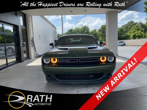 Used 2019 Dodge Challenger SXT RWD image 2