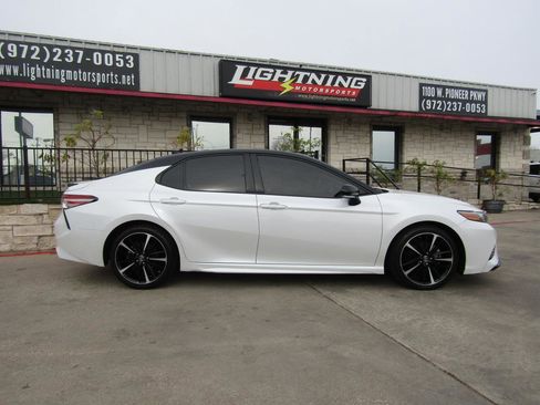 Used 2019 Toyota Camry XSE image 5