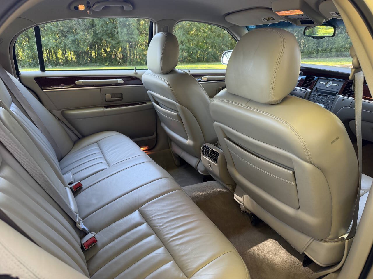 Used 2005 Lincoln Town Car Signature RWD image 14