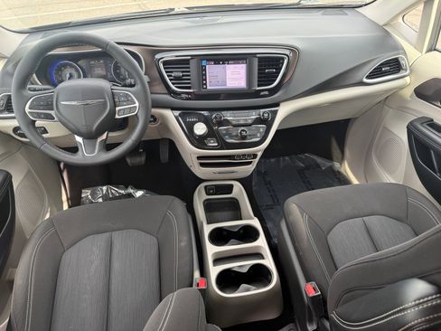 Used 2022 Chrysler Voyager LX image 26