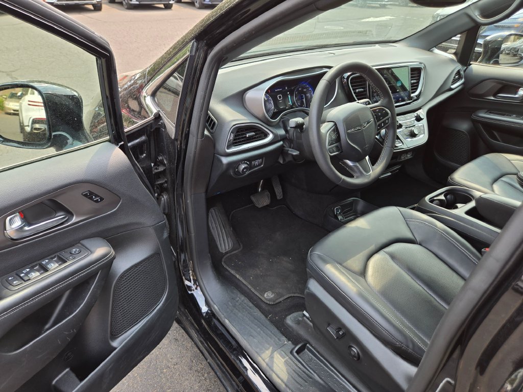 Used 2025 Chrysler Pacifica Select FWD image 19
