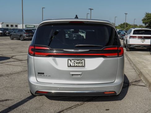 Used 2023 Chrysler Pacifica Touring-L FWD image 5