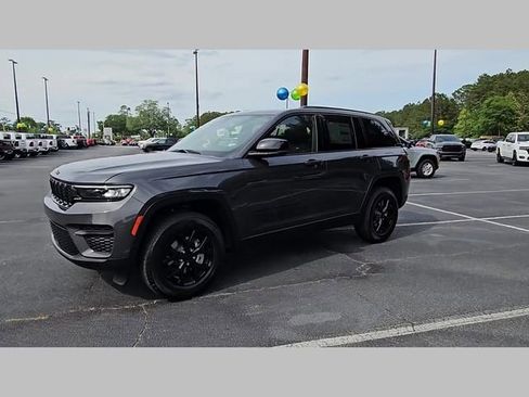 New 2025 Jeep Grand Cherokee Altitude image 23