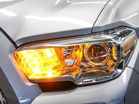 Used 2019 Toyota Tacoma SR5 RWD image 7