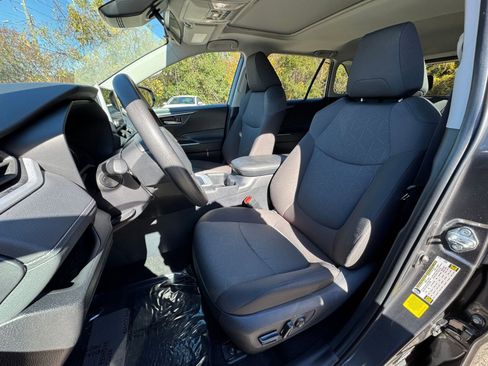 Used 2025 Toyota RAV4 XLE image 31