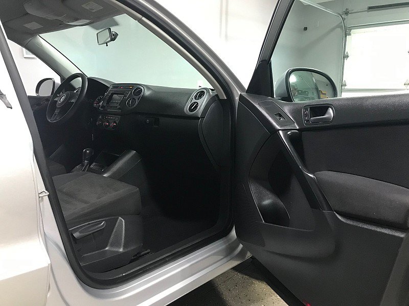 Used 2017 Volkswagen Tiguan Limited w/ Alloy Wheels Package AWD/4WD image 12