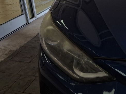 Used 2017 Hyundai Elantra SE FWD image 3