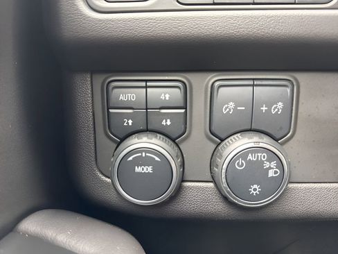 Used 2021 Chevrolet Suburban Z71 image 26