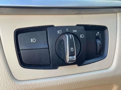 Used 2014 BMW 320i Sedan w/ Sport Package image 18