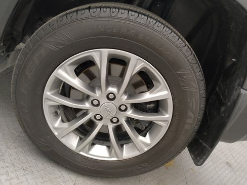 Used 2021 Jeep Cherokee Latitude Lux w/ Comfort/Convenience Group AWD/4WD image 31