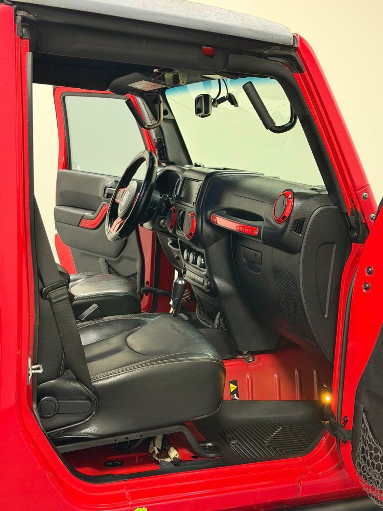 Used 2015 Jeep Wrangler Unlimited Rubicon w/ Connectivity Group AWD/4WD image 11