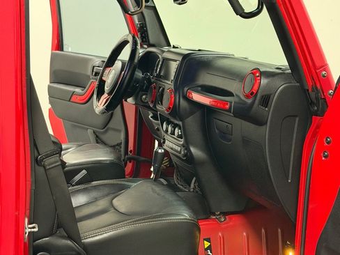 Used 2015 Jeep Wrangler Unlimited Rubicon w/ Connectivity Group AWD/4WD image 11