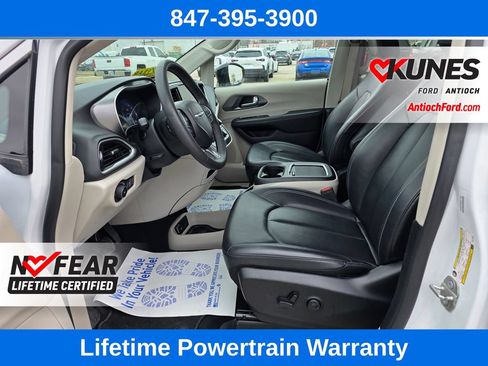 Used 2024 Chrysler Pacifica Touring-L FWD image 15
