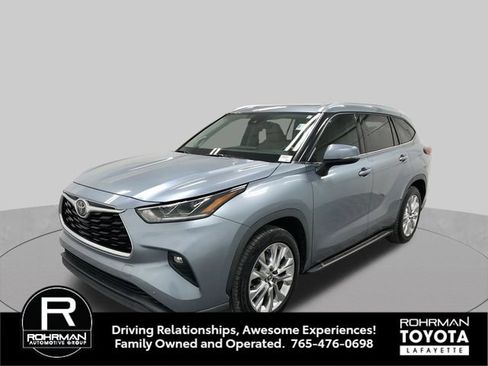 Used 2021 Toyota Highlander Limited FWD image 2
