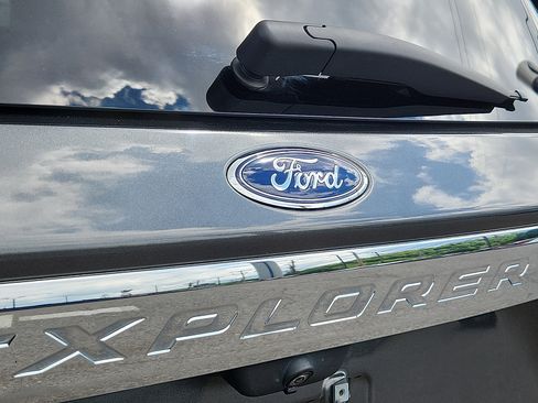 Used 2020 Ford Explorer XLT w/ Equipment Group 202A AWD/4WD image 29