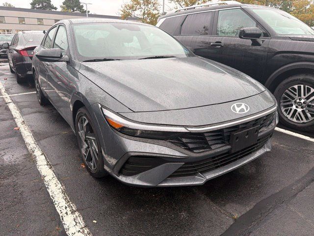 Used 2025 Hyundai Elantra SEL FWD image 1