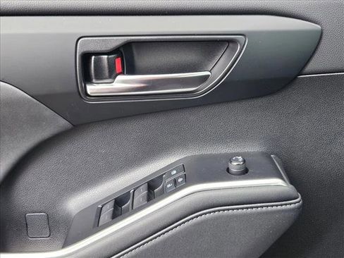 Used 2021 Toyota Highlander XLE image 6
