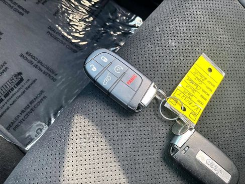 Used 2019 Jeep Grand Cherokee Altitude image 13