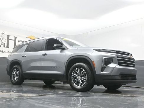 Used 2025 Chevrolet Traverse LT image 2