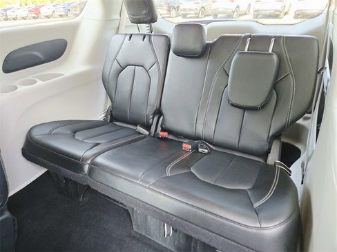 Used 2024 Chrysler Pacifica Touring-L image 13