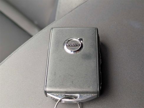 Used 2023 Volvo XC40 Recharge Core image 40