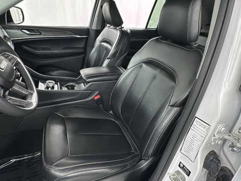 Used 2024 Jeep Grand Cherokee Limited image 10