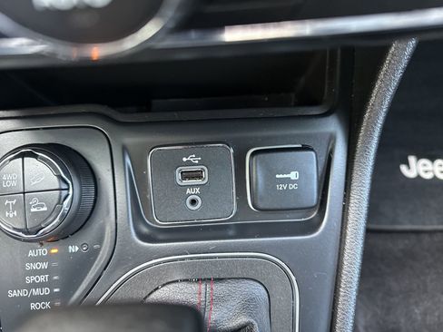 Used 2019 Jeep Cherokee Trailhawk image 29