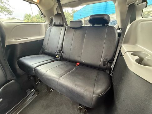 Used 2019 Toyota Sienna SE image 10
