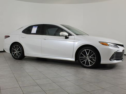 Used 2021 Toyota Camry XLE w/ Navigation Upgrade Package image 19