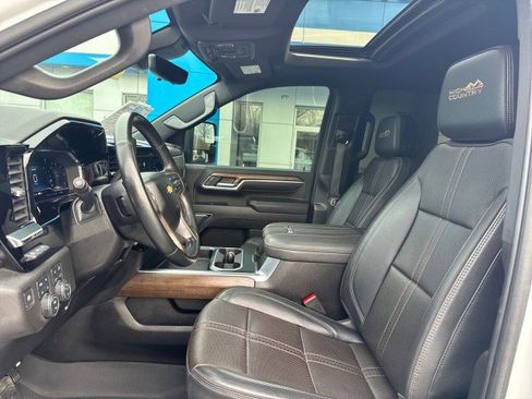 Used 2024 Chevrolet Silverado 3500 High Country w/ Technology Package image 9