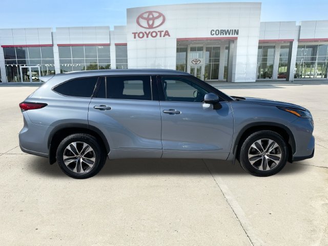 Used 2021 Toyota Highlander XLE AWD/4WD image 6