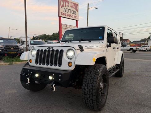 Used 2017 Jeep Wrangler Unlimited Rubicon w/ Connectivity Group AWD/4WD image 9