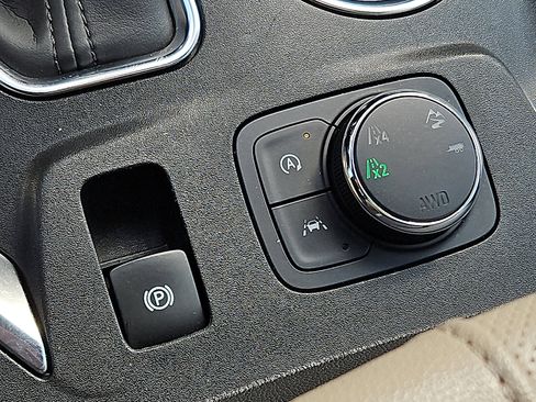 Used 2022 Chevrolet Traverse Premier image 26