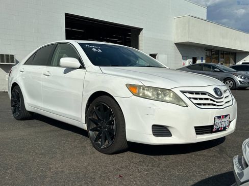 Used 2011 Toyota Camry LE FWD image 2